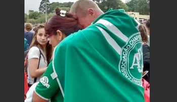 Así reaccionó la esposa de uno de los sobrevivientes cuando supo que el jugador vivía