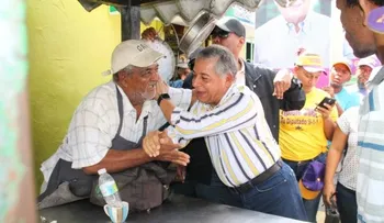 Roberto Salcedo recorre diversas calles del sector Simón Bolívar