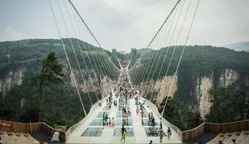 China cierra el puente con piso de cristal más largo y alto del mundo