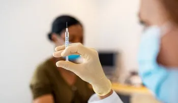 La vacuna contra la covid reduce la transmisión del virus, según un estudio