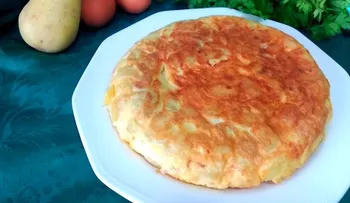 Ella frió las patatas y batió los huevos. ¡El desayuno le encantó a toda su familia!