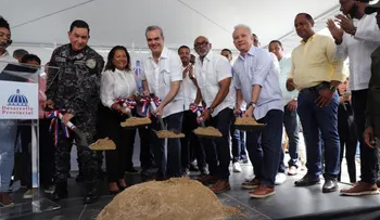 El presidente Luis Abinader da primer palazo para la reconstrucción de destacamento policial en los Alcarrizos