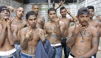 En El Salvador apresan sacerdote relacionado con pandillas 