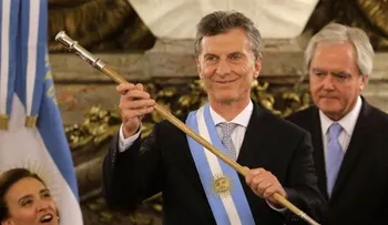 Macri reconoce retos; jura como Presidente