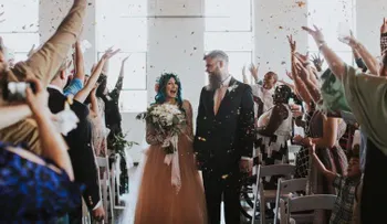 Prometida paralizada tras accidente sorprende al caminar y bailar durante su boda