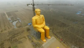 China derriba la gigantesca estatua dorada de Mao