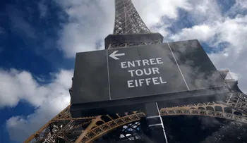 Cierre de la Torre Eiffel por huelga tras denuncias de discriminación contra empleadas durante visita de delegación hindú