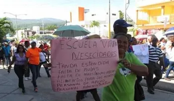 Cartelón con faltas ortográficas se convierte en "comidilla" durante marcha de profesores 