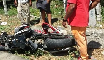 Dos jóvenes mueren al chotar motocicleta con camión en Santiago