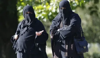 Una londinense insulta a unas musulmanas: ¡Volved a vuestro país, perras del EI! (VIDEO)