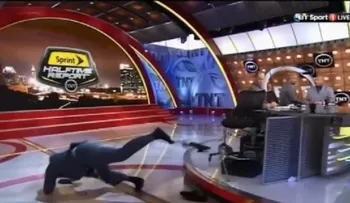 Video: Shaquille O neal cae durante un programa de TV en vivo