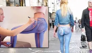 Modelo semidesnuda pasea por la calle con el cuerpo pintado