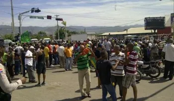 Rogelio Cruz y comunitarios de Jacagua paralizan tránsito  