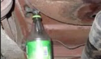 Muere niño luego que tomará gasolina que encontró en botella de refresco
