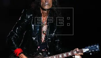 El guitarrista de Aerosmith, hospitalizado tras caerse en un concierto