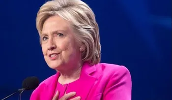 FBI revela que Clinton usó un martillo para deshacerse de móviles con correos