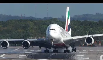 Aterrador aterrizaje de avión con pasajeros en medio de una fuerte tormenta (VIDEO)
