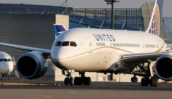 United Airlines expulsa de un avión a una familia por su "aspecto" (VIDEO)