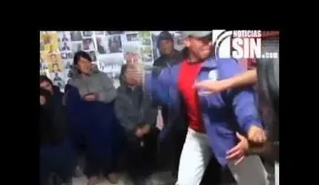 Toda una familia castiga a latigazos a joven de 19 años (Video)