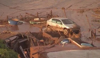 Estalla presa en sureste de Brasil; agua sumerge viviendas y vehículos