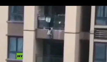 Milagrosa y espectacular atrapada de un niño que cayó desde un sexto piso