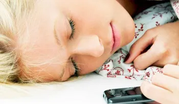 Esta es la razón por la que NUNCA debes dormir con tu celular