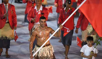 El aceitoso abanderado de Tonga causa conmoción en redes sociales