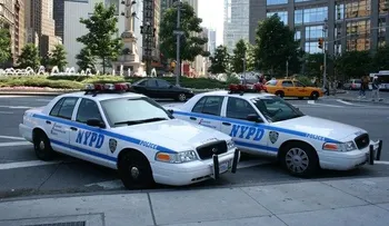 Policía de NY persigue hombre fue captado robando en edificio de Brooklyn