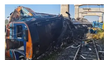 Grúa cae sobre tren en Tailandia y deja al menos 29 muertos