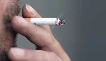 Paris sancionará con 75 dólares a quienes arrojen colillas de cigarrillos en las calles