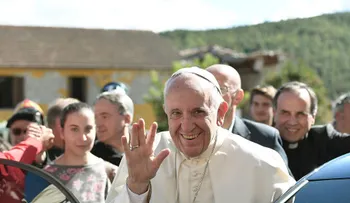 El papa Francisco dona 50.000 euros para las víctimas de terremoto en Lesbos, Grecia