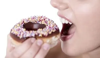 Descubren por qué dormir poco nos hace comer más y peor