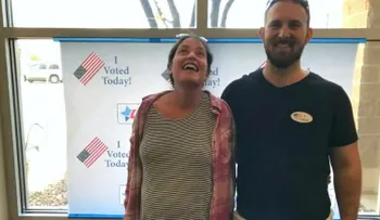 Mujer embarazada de Colorado vota en camino a dar a luz