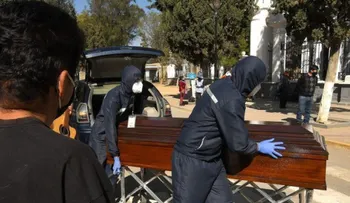 Una región boliviana está obligada a vivir con muertos, al colapsar un cementerio