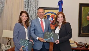  José Ramón Peralta recibe memorias de la AIRD