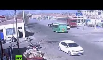 Impactante: Un camión "se traga" letalmente una hilera de casas (VIDEO)