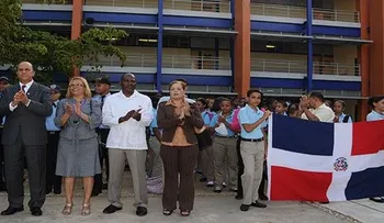 Ministerio de Educación realiza acto de izamiento en el centro de Excelencia República de Colombia