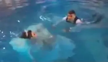 Una novia casi termina ahogada el día de su boda  (VIDEO)