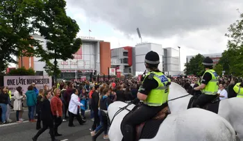Ariana Grande y un grupo de estrellas desafían al miedo en Manchester