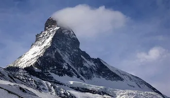 Cadáveres, fósiles y aviones: El derretimiento de glaciares pone al descubierto 'tesoros' insólitos