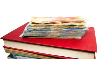 Estudiante recibió accidentalmente un millón de dólares de ayuda financiera y gastó miles en compras