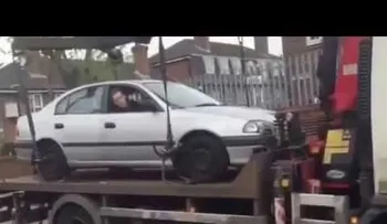 Nunca intente hacerlo: Un hombre intenta escapar de una grúa y esto fue lo que pasó