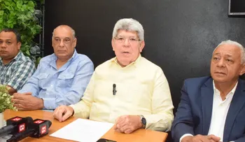 Francisco Javier García fortalece estructura en Santiago