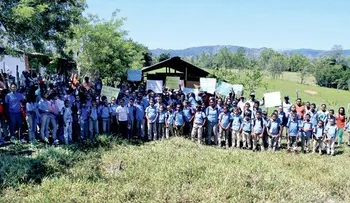 Estudiantes reciben clases en un corral para vacas 