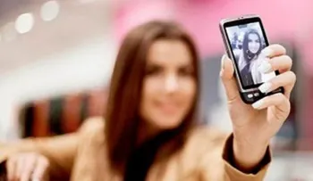 Codo de selfie: Curiosa condición que afecta a muchos usuarios de smartphones