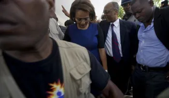 Disparan contra el vehículo del expresidente Aristide en Haití