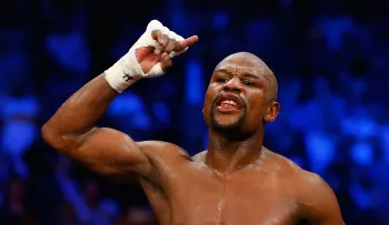 Sólo una "fiesta normal" en la casa de Mayweather: billetes y mujeres semidesnudas