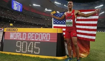 Eaton bate récord mundial de decatlón en Beijing 