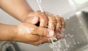 La mala práctica en el lavado de las manos conlleva a contraer enfermedades; 6 pasos para hacerlo bien