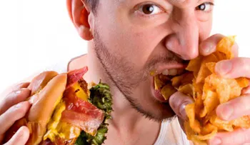 ¿Qué es peor? ¿un atracón dulce o uno salado?
